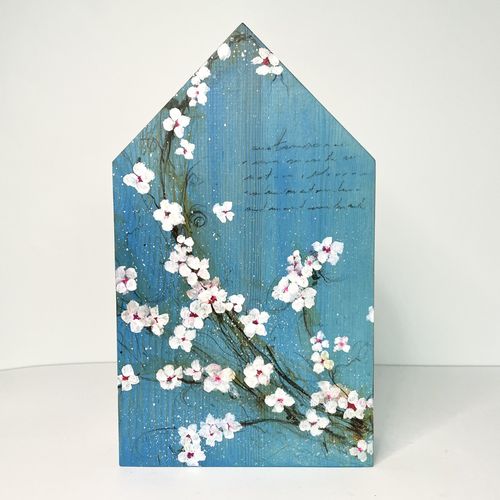 refugis Fina Veciana caseta de fusta pintada flor d'ametller blossom florecer